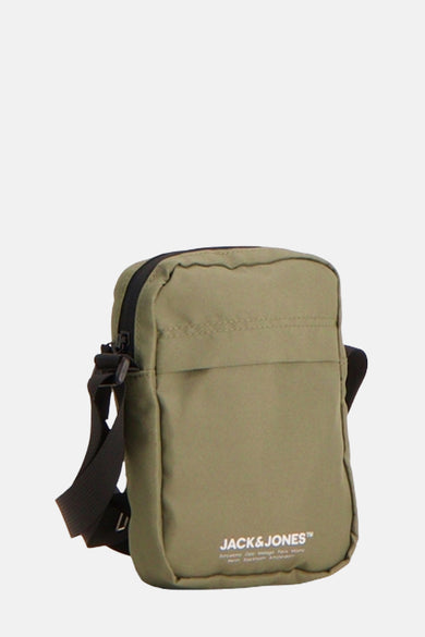 Kaki schoudertas van ACCESSORIES BY JACK & JONES met een verstelbare zwarte schouderband en een klein voorvak.

