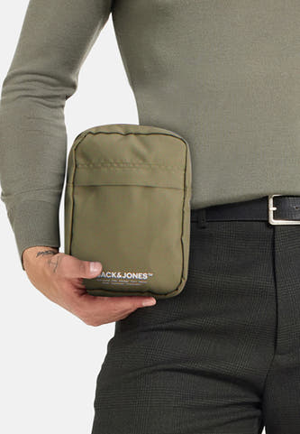 Sac à dos multicolore d'ACCESSORIES BY JACK & JONES, porté par une personne en une chemise vert olive et un pantalon kaki.