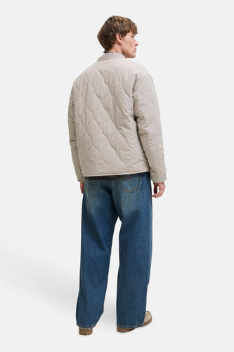 Beige, kort jack van ORIGINALS BY JACK & JONES, met een gewatteerd ruitpatroon, gedragen met wijde jeans en suède schoenen.
