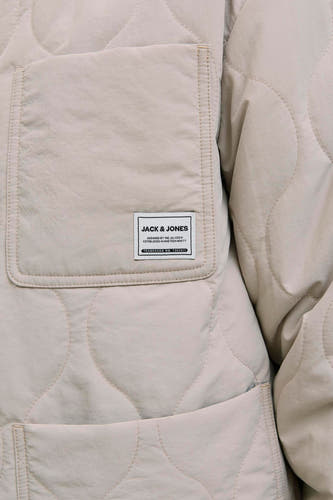 Beige korte jas van ORIGINALS BY JACK & JONES, met een gewatteerd patroon en een opgestikte zak met merklabel.