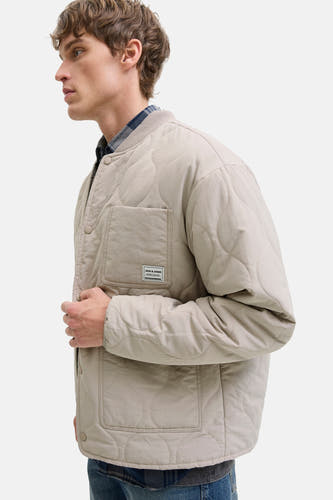 Beige korte jas van ORIGINALS BY JACK & JONES met een gewatteerd patroon en borstzak.