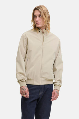 Beige korte jas van ORIGINALS BY JACK & JONES, met ritssluiting en gedragen met een donkere jeans.