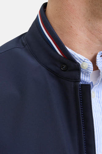 Blauwe korte jas van ORIGINALS by JACK & JONES, met gestreepte kraag en knoopdetail, gecombineerd met een gestreept overhemd.