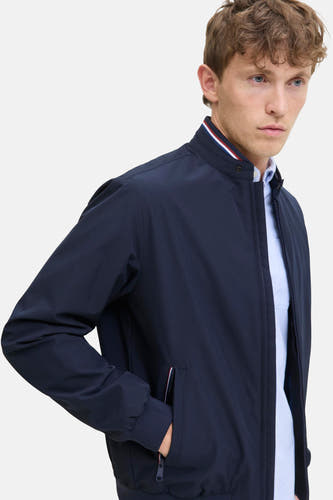 Blauwe korte jas van ORIGINALS BY JACK & JONES, met een gestreepte kraag en hand in de zak.