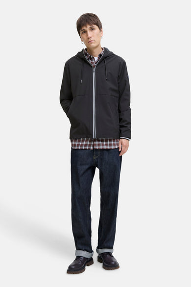 Manteau court noir d'ORIGINALS BY JACK & JONES, avec fermeture éclair, capuche et associé à une blouse à manches longues et des jeans noirs.