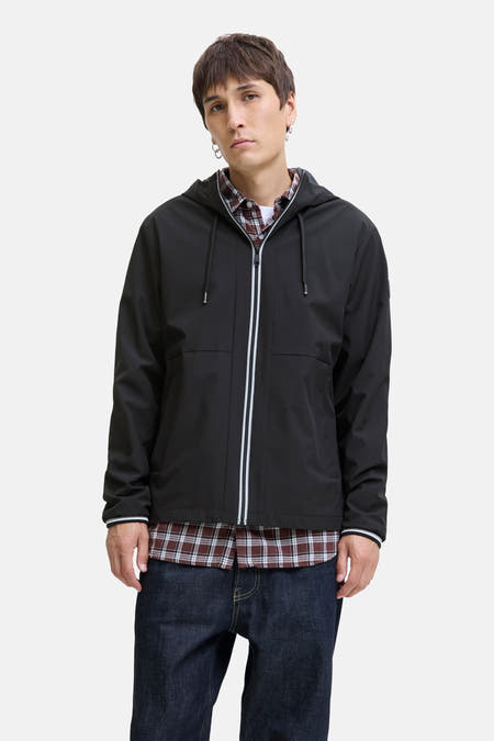Zwarte korte jas van ORIGINALS BY JACK & JONES, met capuchon, ritssluiting met witte accenten en donkere jeans.
