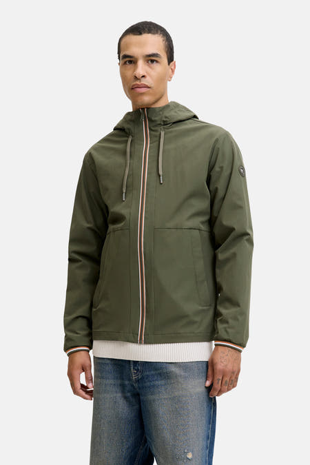Korte groene jas van ORIGINALS BY JACK & JONES, met capuchon, rits met contrasterende details en casual jeans.
