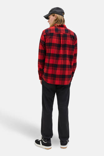 Rood lang mouwen hemd van PREMIUM BLUE by JACK & JONES, met zwart ruitpatroon, gedragen met een zwarte jeans en sneakers.
