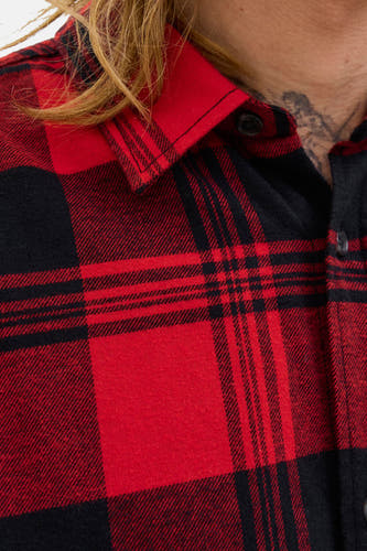Rood flanellen overhemd met lange mouwen van PREMIUM BLUE by JACK & JONES, met zwart ruitpatroon en zichtbare knoop.