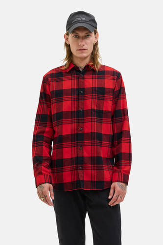 Rood flanellen overhemd met lange mouwen van PREMIUM BLUE by JACK & JONES, met zwart ruitpatroon en zichtbare knoopsluiting.