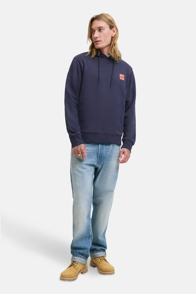Blauwe sweater met kap van ORIGINALS BY JACK & JONES, met lichtblauwe jeans en bruine laarzen.
