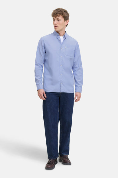 Blauw overhemd met lange mouwen van PREMIUM by JACK & JONES, gedragen met een donkerblauwe jeans en bruine schoenen.