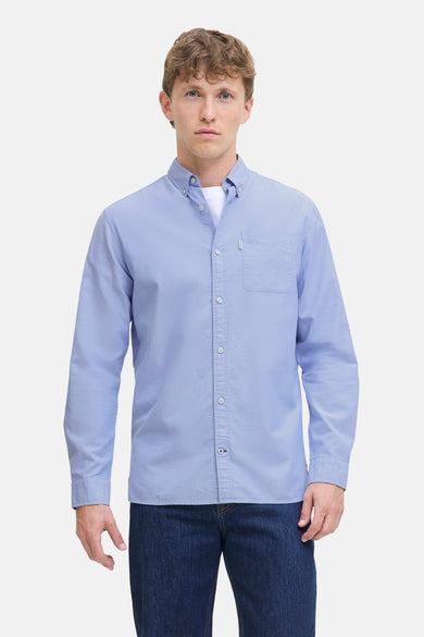 Blauw overhemd met lange mouwen van PREMIUM by JACK & JONES, met borstzak en gedragen over een wit T-shirt.
