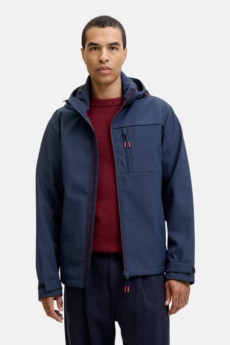 Korte blauwe jas van CORE BY JACK & JONES, met rode accenten en een rits aan de voorkant.