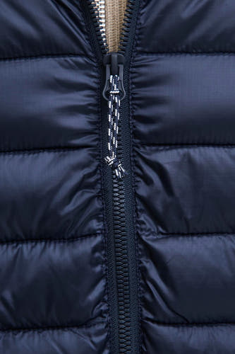 Blauwe korte jas van PREMIUM BLUE by JACK & JONES, met gewatteerde textuur en ritssluiting.