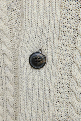 Gilet beige de PREMIUM BLUE par JACK & JONES, gros plan avec motif côtelé et détail de bouton.