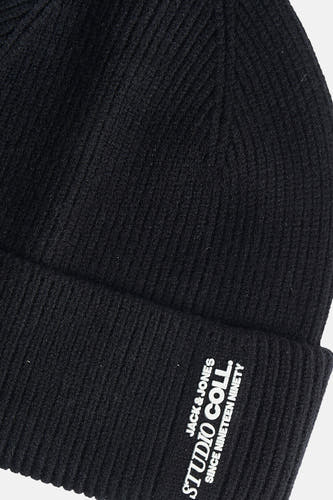 Zwarte muts van ACCESSORIES BY JACK & JONES, met ribgebreide textuur en logo opschrift.

