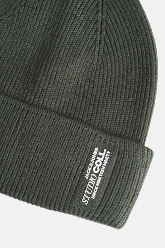 Groene muts van ACCESSORIES BY JACK & JONES, met geribbelde textuur en logo-opdruk.
