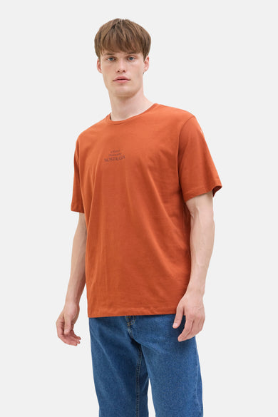 T-shirt brun à manches courtes de JJREBEL, avec une petite impression et associé à un jean bleu.