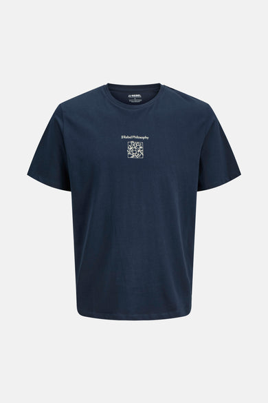 Blauw T-shirt met korte mouwen van JJREBEL, met een wit JJ Rebel Philosophy-logo.