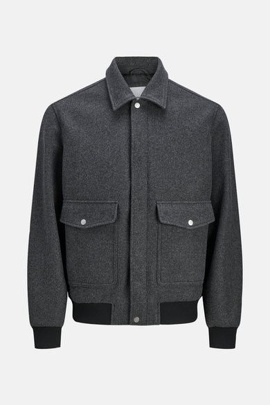 Grijs kort jas van CORE BY JACK & JONES, met opgestikte zakken en zwarte ribgebreide boorden.