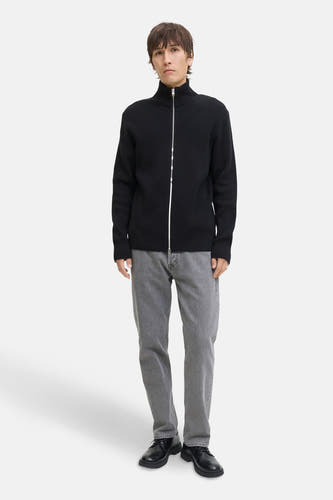 Zwart gilet van CORE BY JACK & JONES, met een zilverkleurige rits, gecombineerd met grijze jeans en zwarte schoenen.