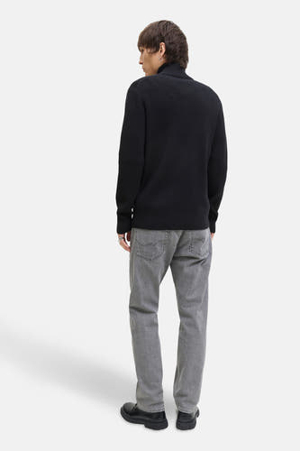 Zwart gilet van CORE BY JACK & JONES, gezien van achteren met grijze jeans en zwarte schoenen.