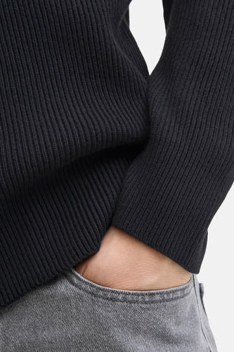 Zwart gilet van CORE BY JACK & JONES, met ribbels en zichtbare hand in een grijze broekzak.
