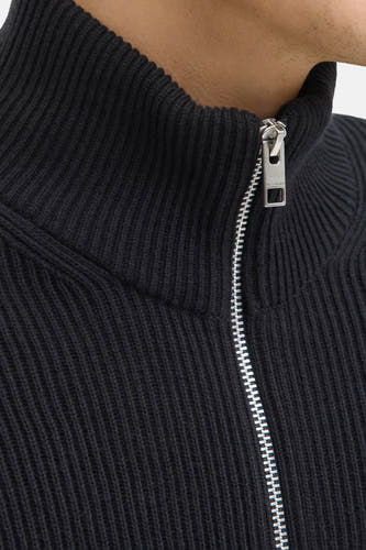Zwart gilet van CORE BY JACK & JONES, met een opstaande kraag en zilverkleurige ritssluiting.
