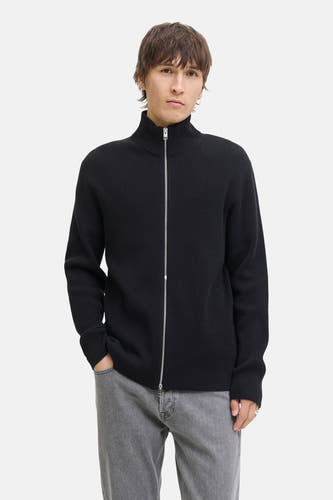 Zwart gilet van CORE BY JACK & JONES, met ritssluiting en grijze jeans.
