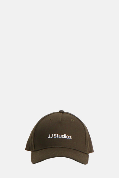 Groene pet van ACCESSORIES BY JACK & JONES met wit logo op een effen achtergrond.
