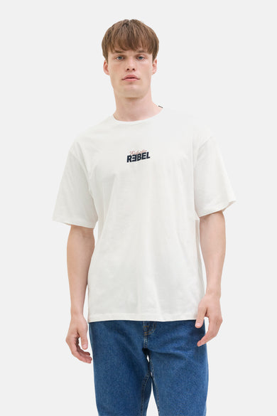 Wit T-shirt met korte mouwen van JJREBEL, effen ontwerp, gecombineerd met blauwe jeans.