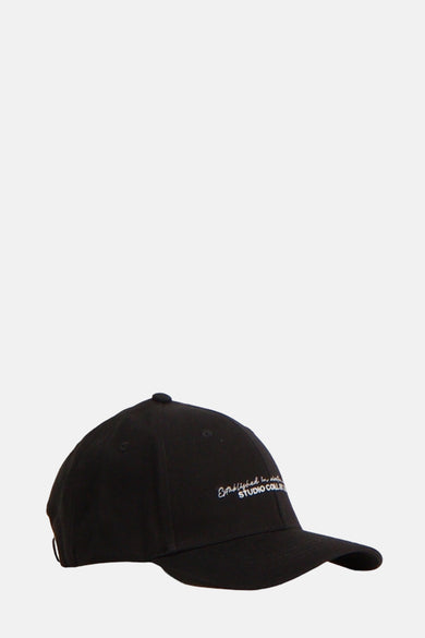 Zwarte pet van ACCESSORIES BY JACK & JONES, met een geborduurd logo op de voorkant, in zijaanzicht.