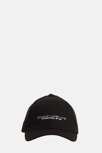 Zwarte pet van ACCESSORIES BY JACK & JONES met witte geborduurde tekst op de voorkant.