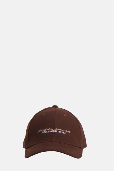 Bruine pet van ACCESSORIES BY JACK & JONES met geborduurde tekst "Established in nineteen ninety".
