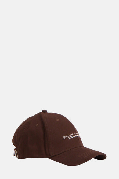 Bruine pet van ACCESSORIES BY JACK & JONES, met klein opschrift op de voorkant en verstelbare band aan de achterkant.