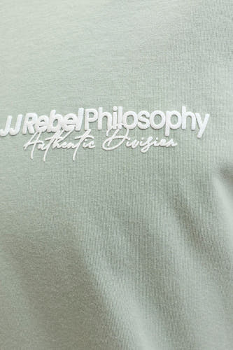 Groen T-shirt met korte mouwen van JJREBEL met witte opschrift 'Rebel Philosophy Authentic Division'.

