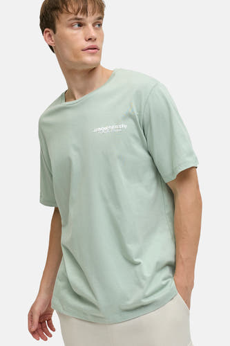 Groen T-shirt met korte mouwen van JJREBEL, met een kleine witte tekstprint op de borst.