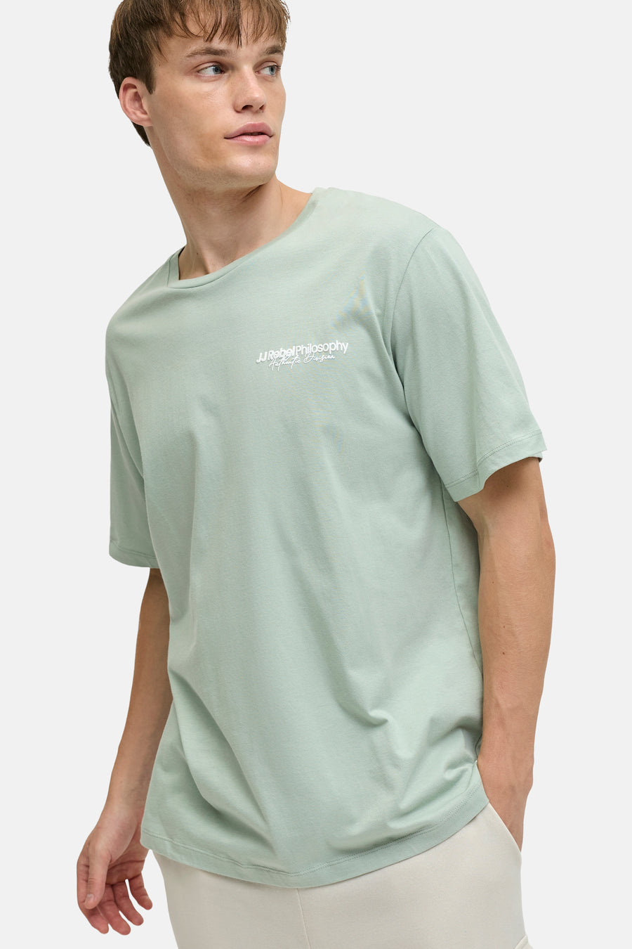 Groen T-shirt met korte mouwen van JJREBEL, met een kleine witte tekstprint op de borst.