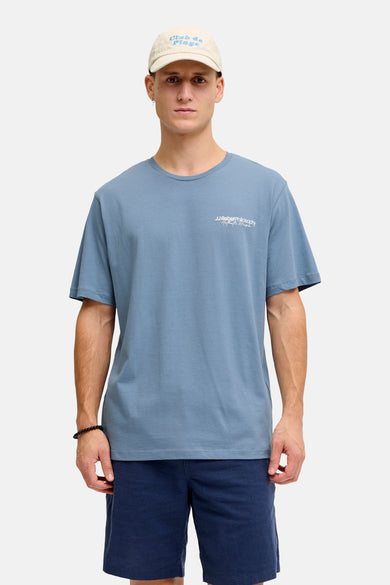 Blauw T-shirt met korte mouwen van JJREBEL, met een kleine print op de borst en een beige pet.
