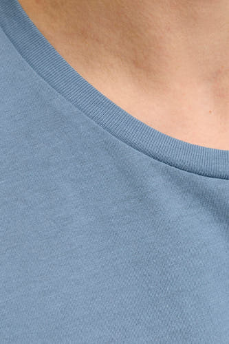 Blauw T-shirt met korte mouwen van JJREBEL, detailopname van de halslijn.
