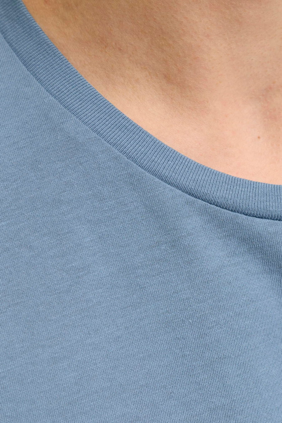 Blauw T-shirt met korte mouwen van JJREBEL, detailopname van de halslijn.
