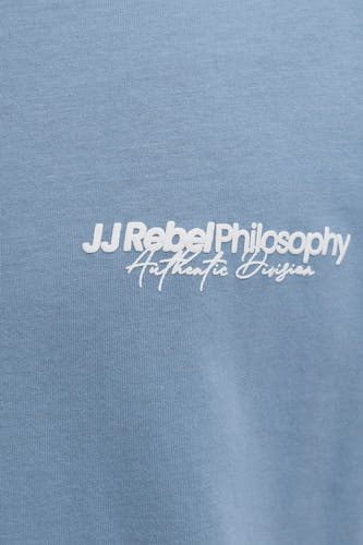 Blauw T-shirt met korte mouwen van JJREBEL, met witte tekstprint op de voorkant.
