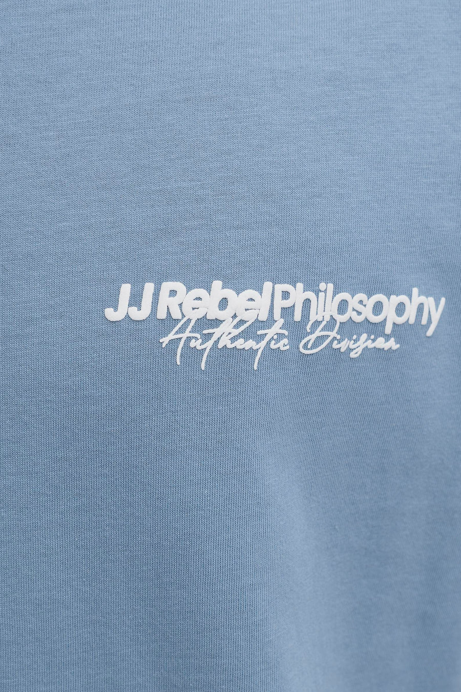 Blauw T-shirt met korte mouwen van JJREBEL, met witte tekstprint op de voorkant.
