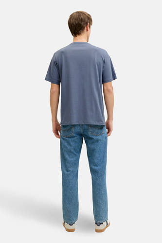 T-shirt bleu à manches courtes de JJREBEL, vu de l'arrière, associé à des jeans et des baskets.