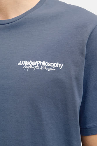 T-shirt bleu à manches courtes de JJREBEL, avec un logo blanc sur la poitrine.