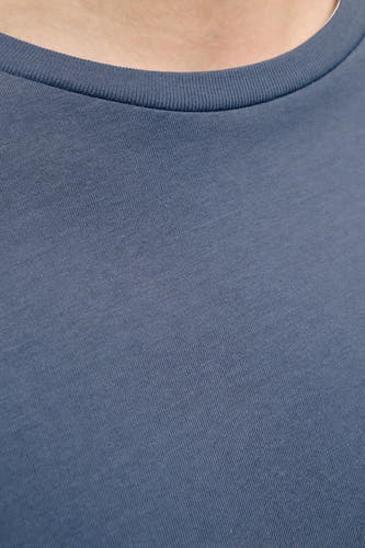 T-shirt bleu à manches courtes de JJREBEL, gros plan sur la ligne du col et texture du tissu.