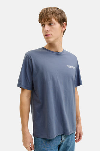 T-shirt bleu à manches courtes de JJREBEL, couleur unie, porté avec un jean.