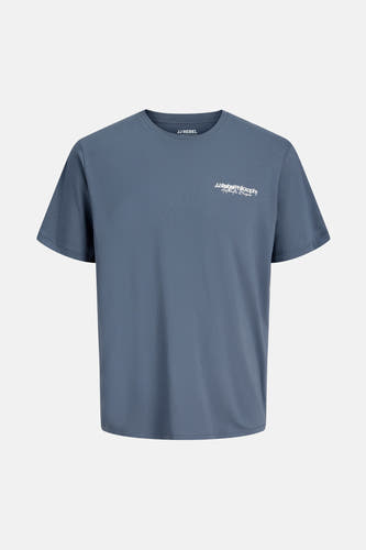 T-shirt bleu à manches courtes de JJREBEL, avec une petite impression de texte blanc.