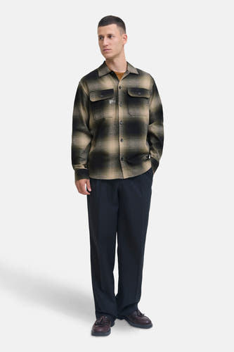 Chemise verte à longues manches d'ORIGINALS BY JACK & JONES, avec un motif rayé et des poches poitrine, portée avec une chemise brune et un pantalon foncé.
